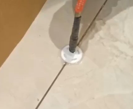 竞秀瓷砖空鼓维修公司专业解答瓷砖在铺贴过程中，如果没有涂抹均匀到位的粘结材料（如水泥砂浆或瓷砖胶），可能会导致以下问题