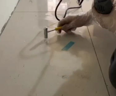 竞秀瓷砖开裂维修公司专业分享瓷砖在铺贴前如果没有沥干水分，将会导致以下问题